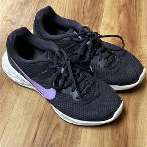 8.5 Nike Women's Black and Purple Running Athletic tennis Shoes